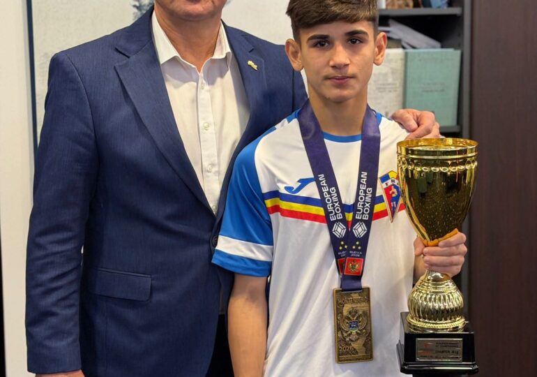 Anunţuri/ComunicateMarius Dulce-Andrei Cașu, copilul nostru minune, a intrat în biroul meu în calitatea de dublu campion european la box